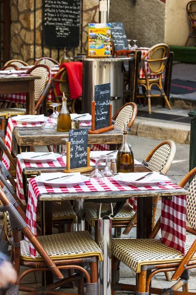 Nice, Frankreich, am 7. März 2015. kleine Tische des Sommercafés in der Altstadt — Stockfoto