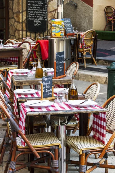 Niza, Francia, 7 de marzo de 2015. Pequeñas mesas de café de verano en la ciudad vieja — Foto de Stock