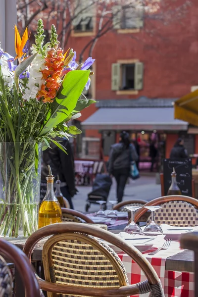 Nice, France, le 7 mars 2015. Petites tables de café d'été dans la vieille ville — Photo