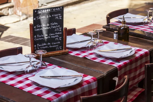 Nice, France, on March 7, 2015. Little tables of summer cafe in the old city — Stock Photo, Image