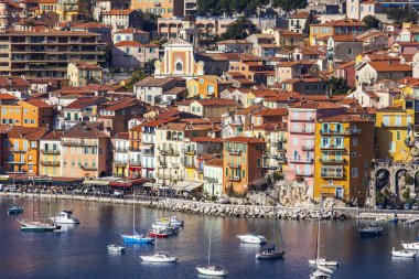 Vilfransh, Fransa, 10 Mart 2015 tarihinde. Üstten bakış doğum Nice banliyösünde. Dolgu ve eski şehir