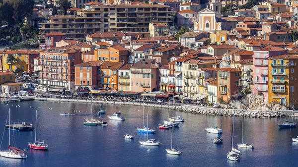 Vilfransh, França, em 10 de março de 2015. A vista superior sobre o subúrbio de Nice. Embankment e cidade velha — Fotografia de Stock