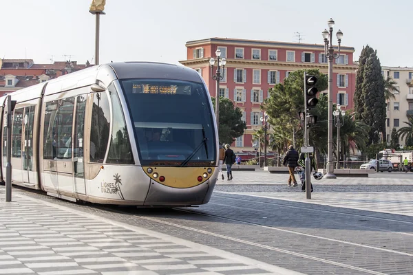 Niza, Francia, 11 de marzo de 2015. El tranvía de alta velocidad va a la plaza Massena por la mañana — Foto de Stock
