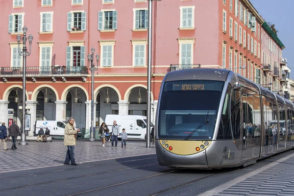 Nice, França, em 11 de março de 2015. O bonde de alta velocidade vai na Praça Massena pela manhã — Fotografia de Stock