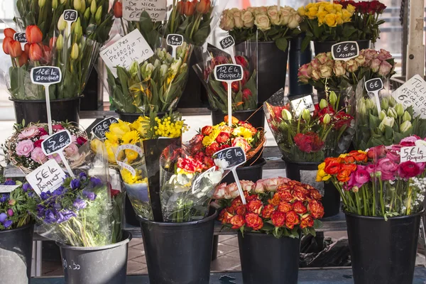 Продажа различных цветов на цветочном рынке — стоковое фото