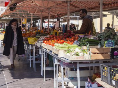 Güzel, Fransa, 11 Mart 2015 tarihinde. Sebze ve meyve piyasada alıcılar seçim