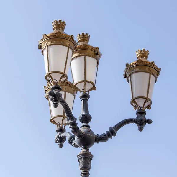 Nice, France, le 10 mars 2015. Détails architecturaux. Ancien lampadaire — Photo