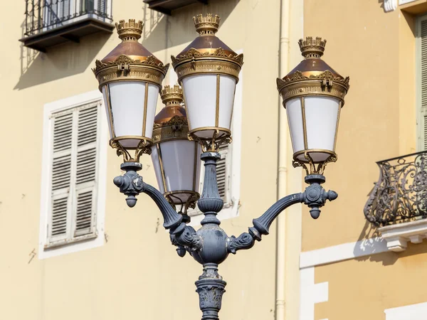 Nice, France, on March 10, 2015. Architectural details. Ancient streetlight — Stock Photo, Image