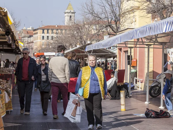 Nice, Frankrijk, op 11 maart 2015. Kopers in de markt kiezen groenten en fruit — Stockfoto