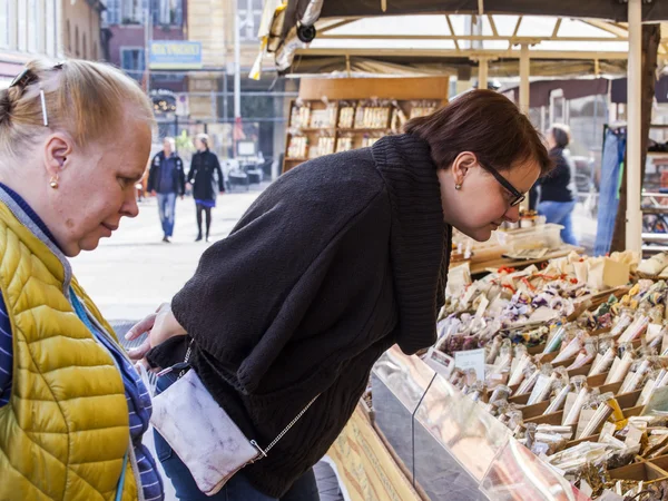 Nice, Francia, l '11 marzo 2015. Gli acquirenti sul mercato scelgono verdure e frutta — Foto Stock