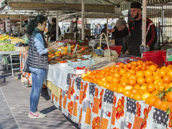 Güzel, Fransa, 11 Mart 2015 tarihinde. Sebze ve meyve piyasada alıcılar seçim — Stok fotoğraf