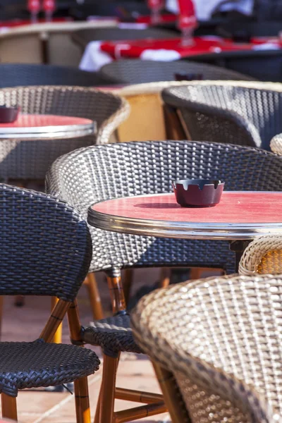 Nice, Frankreich, am 7. März 2015. kleine Tische des Sommercafés in der Altstadt — Stockfoto