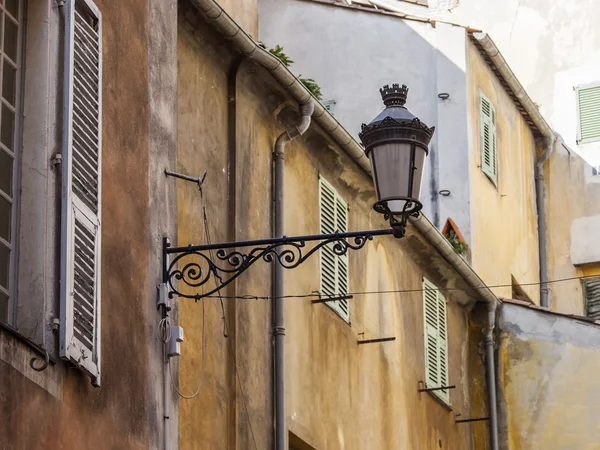 Nice, France, on March 10, 2015. Architectural details of typical city buildings in historical part of the city — Stock Photo, Image