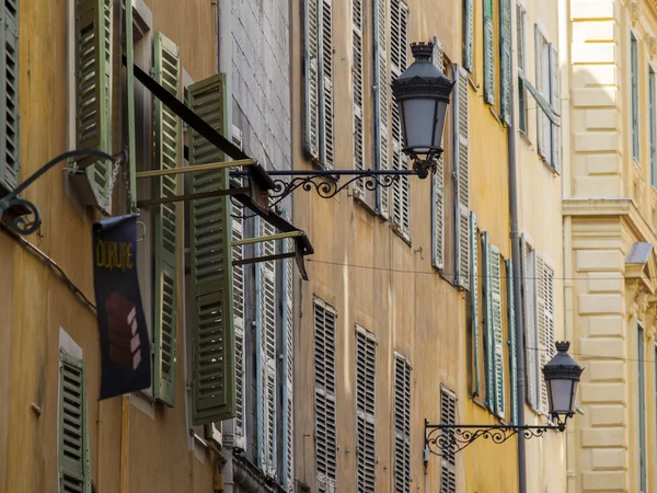 Nice, Frankrike, den 10 mars 2015. Arkitektoniska Detaljer för typiska staden byggnader i historiska delen av staden — Stockfoto