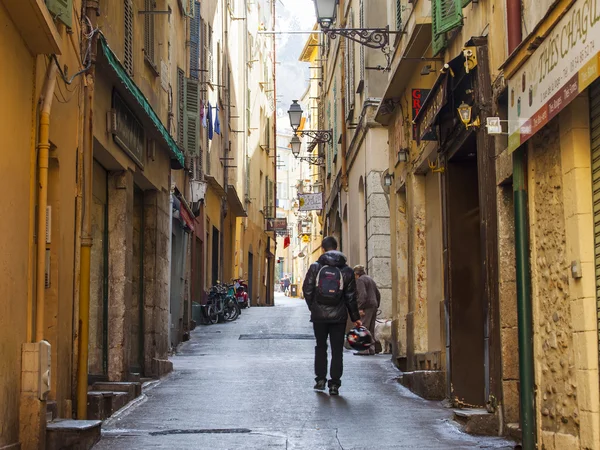 Nice, France, on March 11, 2015. The narrow street in the old city — Stock Photo, Image
