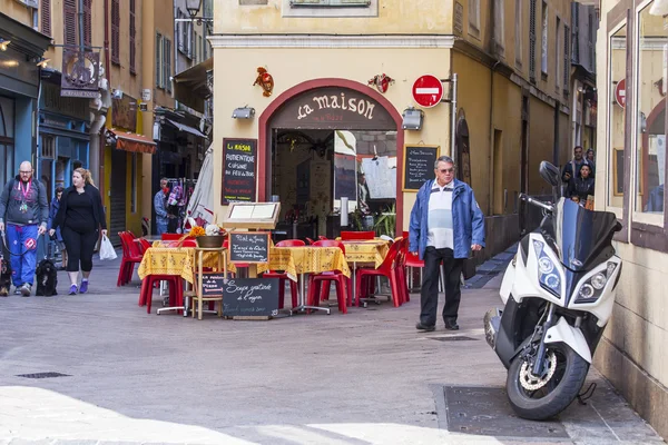 Nice, France, on March 13, 2015. Little tables of street cafe in Provencal style in the old city — Stock Photo, Image