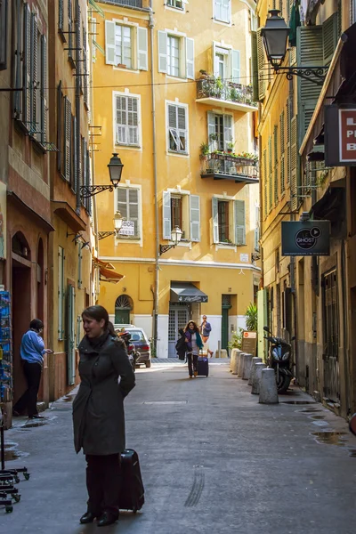 Nice, Frankrijk, op 11 maart 2015. De smalle straat in de oude stad — Stockfoto