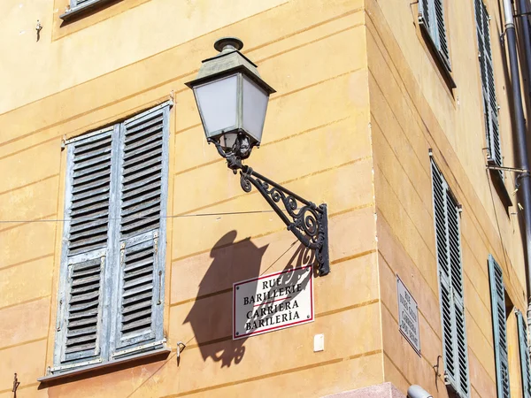 Nice, France, le 10 mars 2015. Détails architecturaux des bâtiments typiques de la ville dans la partie historique de la ville — Photo