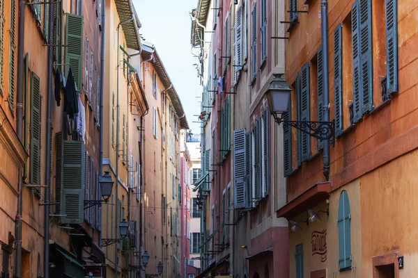 Nice, France, on March 11, 2015. The narrow street in the old city — Stock Photo, Image