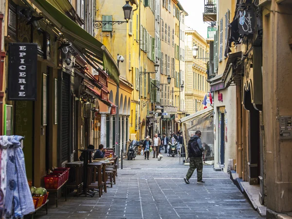 Nice, Frankrike, den 11 mars 2015. Den smala gatan i gamla stan — Stockfoto