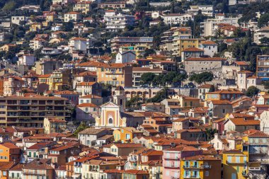Vilfransh, Fransa, 10 Mart 2015 tarihinde. Üstten Görünüm üstünde-e doğru eski şehir. Vilfransh - Nice, onun banliyösü yanındaki resort