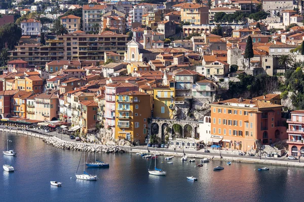 Vilfransh, Frankrike, den 10 mars 2015. Ovanifrån på banvallen och gamla staden. Vilfransh - anläggningen, vid Nice, dess förort — Stockfoto