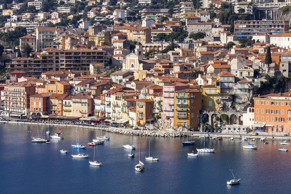 Vilfransh, França, em 10 de março de 2015. A vista superior sobre o aterro e a cidade velha. Vilfransh - o resort, ao lado de Nice, o seu subúrbio — Fotografia de Stock