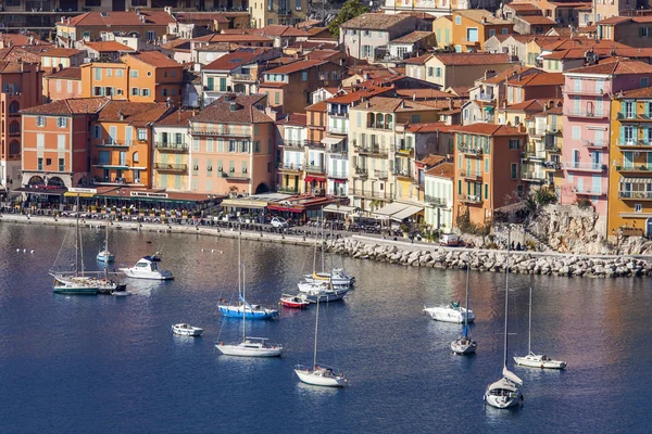 Vilfransh, Frankrike, den 10 mars 2015. Ovanifrån på banvallen och gamla staden. Vilfransh - anläggningen, vid Nice, dess förort — Stockfoto