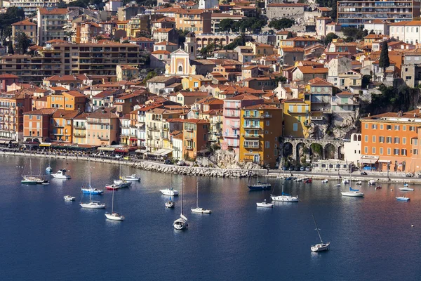 Vilfransh, Frankrike, den 10 mars 2015. Ovanifrån på banvallen och gamla staden. Vilfransh - anläggningen, vid Nice, dess förort — Stockfoto