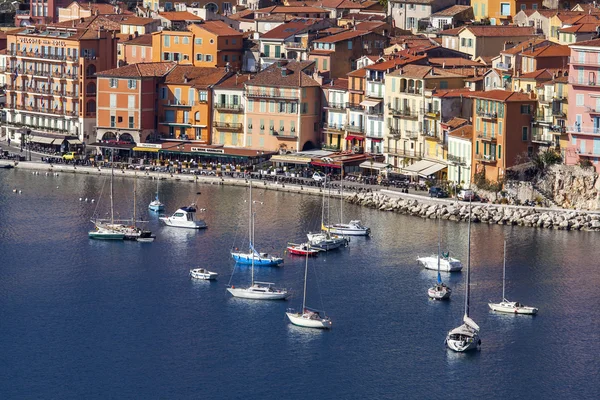 Vilfransh, Frankrike, den 10 mars 2015. Ovanifrån på banvallen och gamla staden. Vilfransh - anläggningen, vid Nice, dess förort — Stockfoto