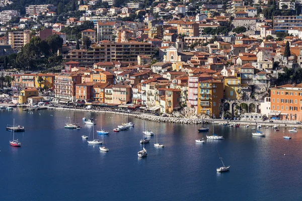 Vilfransh, França, em 10 de março de 2015. A vista superior sobre o aterro e a cidade velha. Vilfransh - o resort, ao lado de Nice, o seu subúrbio — Fotografia de Stock