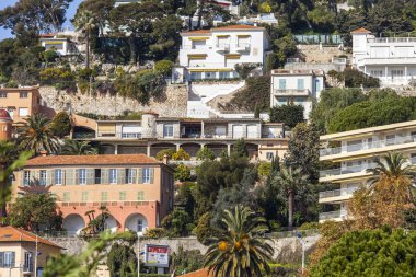 Vilfransh Sur Mer, Fransa, 10 Mart 2015 tarihinde. Deniz kıyısı, bir dağ yamacında bir görünümünü ülke ev sahipliği yapmaktadır. Vilfransh - Nice, onun banliyösü yanındaki resort