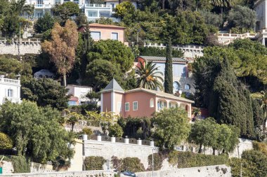 Vilfransh Sur Mer, Fransa, 10 Mart 2015 tarihinde. Deniz kıyısı, bir dağ yamacında bir görünümünü ülke ev sahipliği yapmaktadır. Vilfransh - Nice, onun banliyösü yanındaki resort