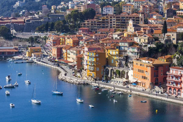 Vilfransh, França, em 10 de março de 2015. A vista superior sobre o aterro e a cidade velha. Vilfransh - o resort, ao lado de Nice, o seu subúrbio — Fotografia de Stock