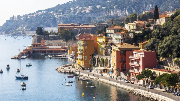 Vilfransh, França, em 10 de março de 2015. A vista superior sobre o aterro e a cidade velha. Vilfransh - o resort, ao lado de Nice, o seu subúrbio — Fotografia de Stock