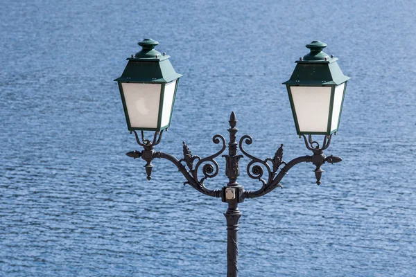 Denize karşı güzel sokak lambası — Stok fotoğraf