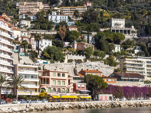 Vilfransh Sur Mer, Frankrijk, op 10 maart 2015. Een weergave van land huizen op een berghelling op de kust. Vilfransh - het resort, naast Nice, de voorstad — Stockfoto