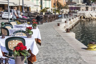Vilfransh Sur Mer, Fransa, 10 Mart 2015 tarihinde. Yaz Kafe'nin dolgu üzerinde küçük tablolar. Vilfransh Sur Mer - Nice, Fransız Rivierası'nın popüler merkezlerinden biri olan banliyösünde