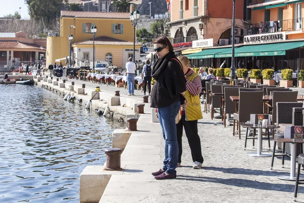 Vilfransh Sur Mer, Francia, il 10 marzo 2015. Le donne ammirano il mare — Foto Stock