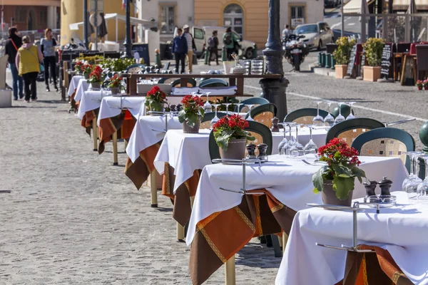 Vilfransh sur mer, france, am 10. März 2015. kleine Tische des Sommercafés auf dem Damm. vilfransh sur mer - der Vorort von nice, einer der beliebtesten Urlaubsorte an der französischen Riviera — Stockfoto