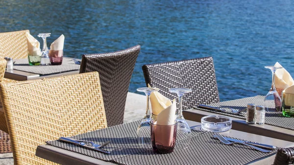 Vilfransh Sur Mer, Fransa, 10 Mart 2015 tarihinde. Yaz Kafe'nin dolgu üzerinde küçük tablolar. Vilfransh Sur Mer - Nice, Fransız Rivierası'nın popüler merkezlerinden biri olan banliyösünde