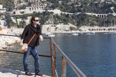 Vilfransh Sur Mer, Fransa, 10 Mart 2015 tarihinde. Kadın deniz hayran