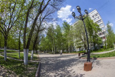 Pushkino, Rusya, 13 Mayıs 2015 tarihinde. Şehir merkezinde, balıkgözü görünümünde Bulvarı