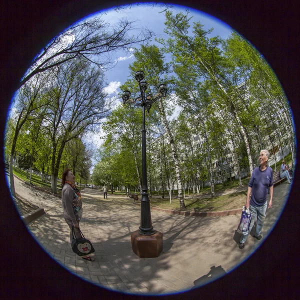 Pushkino, Rússia, em 13 de maio de 2015. O bulevar no centro da cidade, vista fisheye — Fotografia de Stock