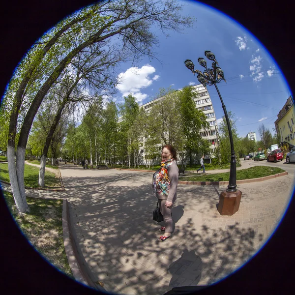 Pushkino, Rússia, em 13 de maio de 2015. O bulevar no centro da cidade, vista fisheye — Fotografia de Stock