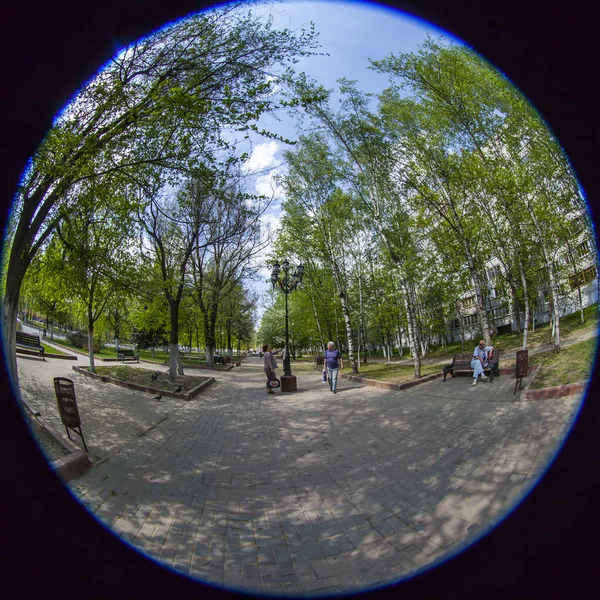 Pushkino, Rússia, em 13 de maio de 2015. O bulevar no centro da cidade, vista fisheye — Fotografia de Stock