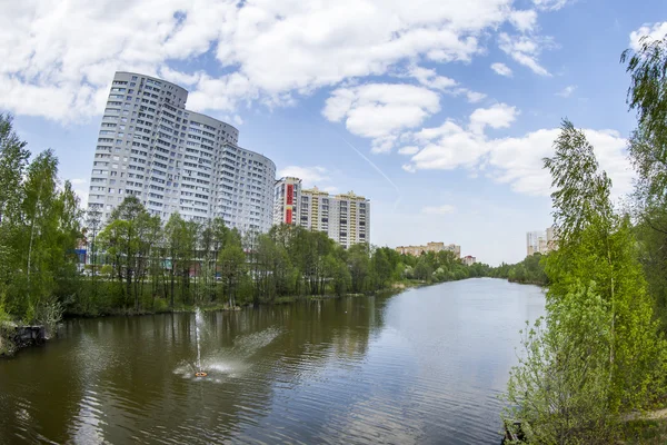 PUSHKINO, RUSIA - el 15 de mayo de 2015. Paisaje urbano en la tarde de primavera . — Foto de Stock