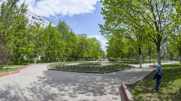 Pushkino, russland - am 10. Mai 2015. Stadtlandschaft am Frühlingnachmittag. Denkmal in der Innenstadt und mehrstöckige Neubauten, Fischaugenblick. — Stockfoto