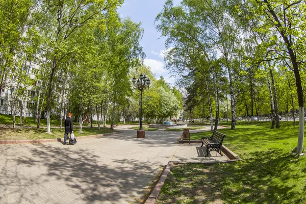 Poesjkino, Rusland - op 10 mei 2015. Stad landschap in de lente middag. Een gedenkteken in de binnenstad en multystoried nieuwe gebouwen, fisheye uitzicht. — Stockfoto