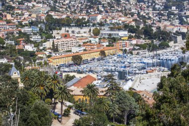 Güzel, 10 Mart 2015 tarihinde Fransa. Bir deniz koy ve yatlar güzel Vilfransh Sur Mer banliyösünde sahilinde Üstten Görünüm